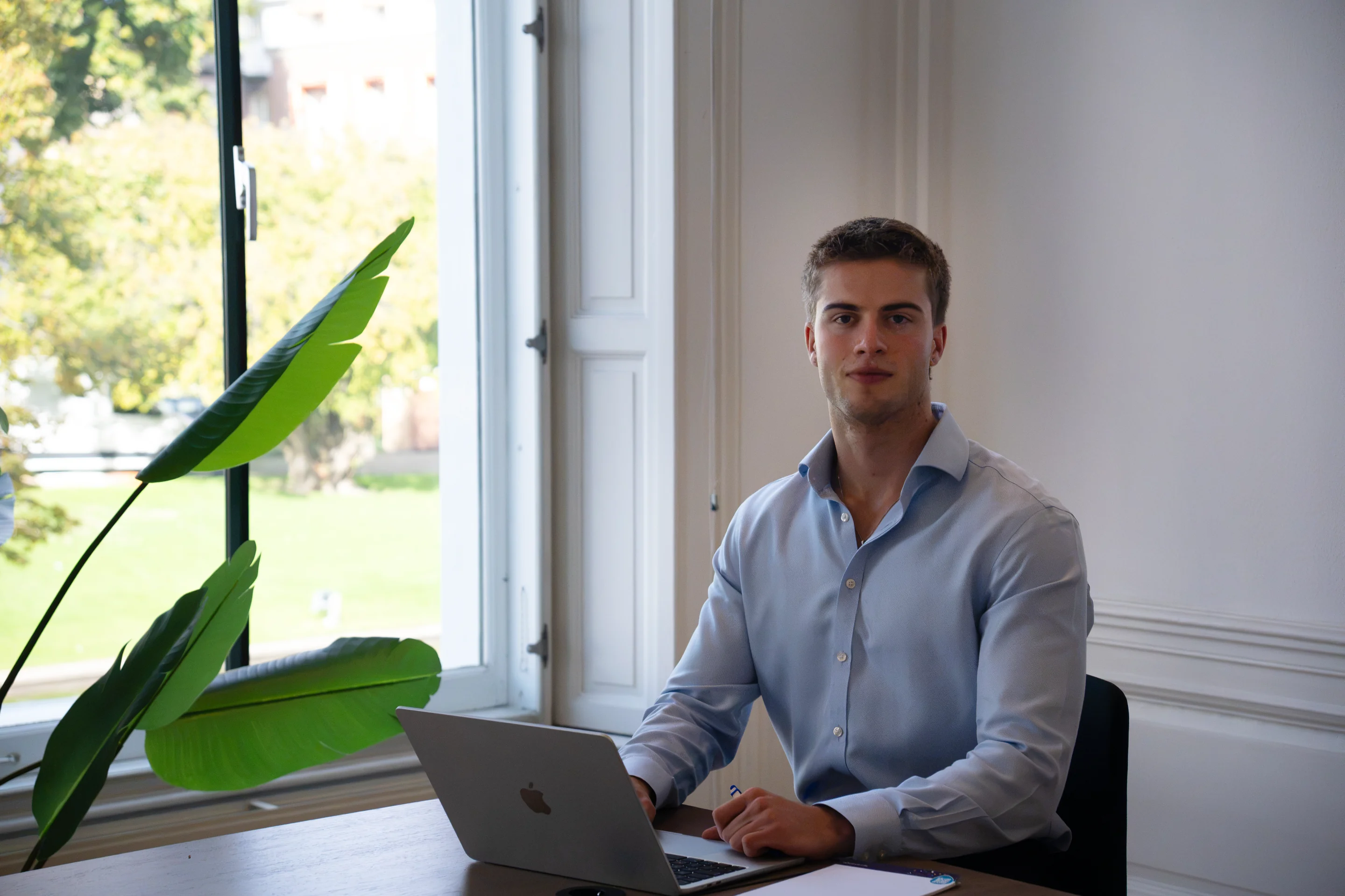 Floris de Zoete op kantoor in Den Haag